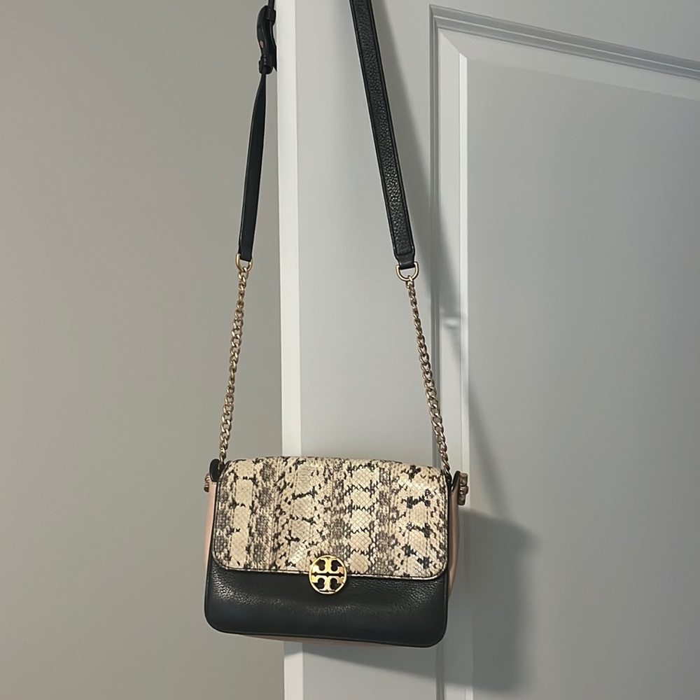 Beautiful Tory Burch Crossbody Handbag with adjustable strap